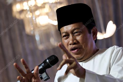 DATUK SERI AHMAD MASLAN 