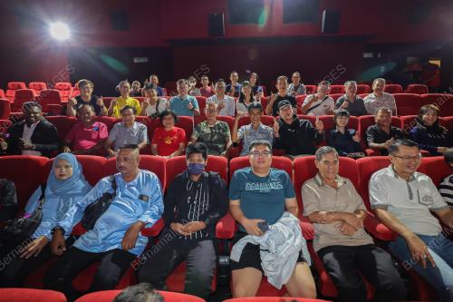 MENONTON WAYANG ANWAR