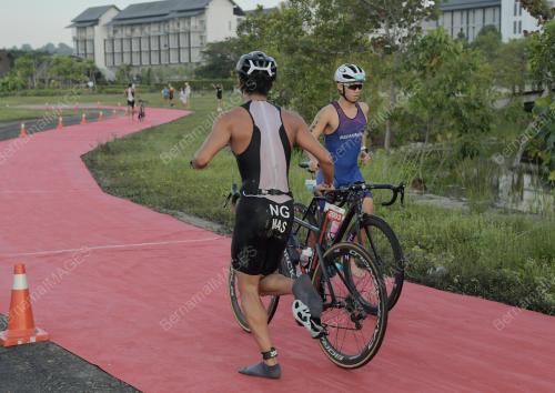 IRONMAN 70.3 DESARU COAST