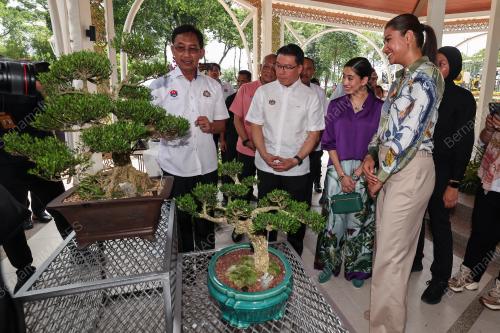 CHE PUAN MAHKOTA KHALEEDA JOHOR