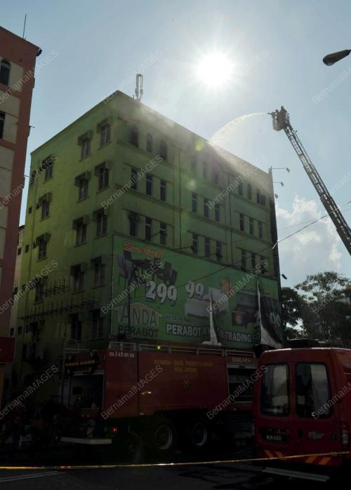 JB08_26072012_KEDAI_TERBAKAR