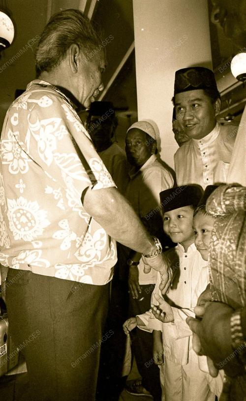 SULTAN JOHOR MENGADAKAN RUMAH TERBUKA