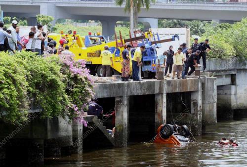 JB09_04042012_KERETA_KE_LAUT