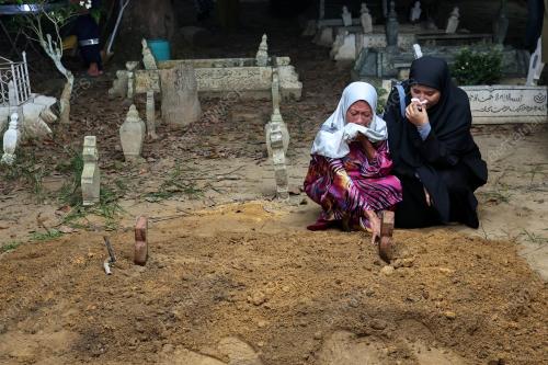 JENAZAH ISTERI DIKELAR SUAMI SELAMAT DIKEBUMIKAN