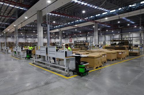 PUSAT LOGISTIK SERANTAU MERCEDES-BENZ