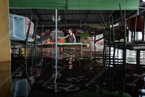 BANJIR TERMENUNG DI PEKAN PARIT SULONG, BATU PAHAT