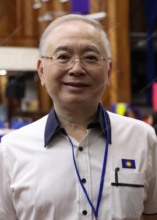 DATUK SERI DR WEE KA SIONG