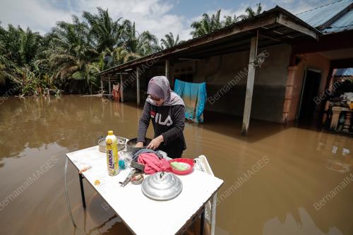 PENDUDUK MULA BERSIHKAN RUMAH