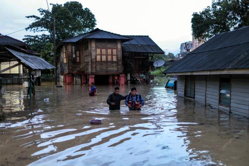 JB09_13122025_BANJIR_KILAT