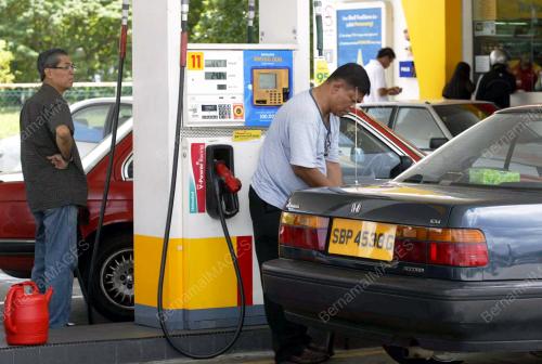 PEMILIK KENDERAAN SINGAPURA BELI PETROL SEPERTI BIASA