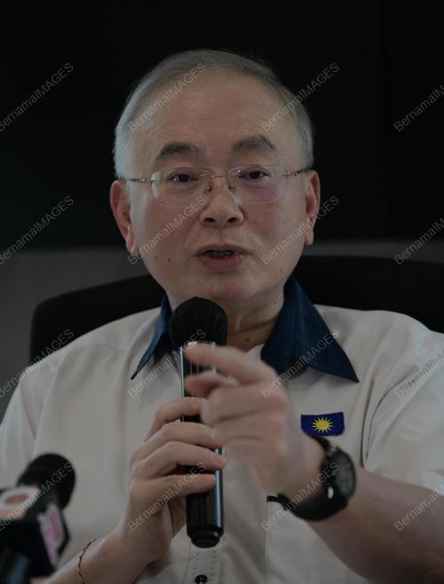 DATUK SERI DR WEE KA SIONG