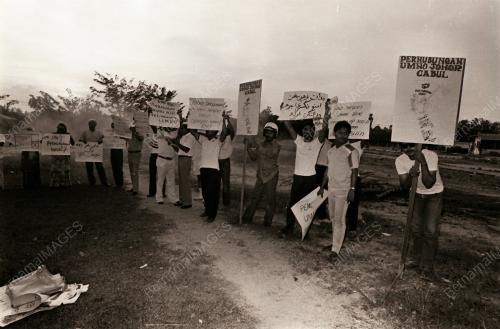 AHLI UMNO TUNJUK PERASAAN