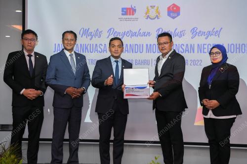DATUK ONN HAFIZ GHAZI  