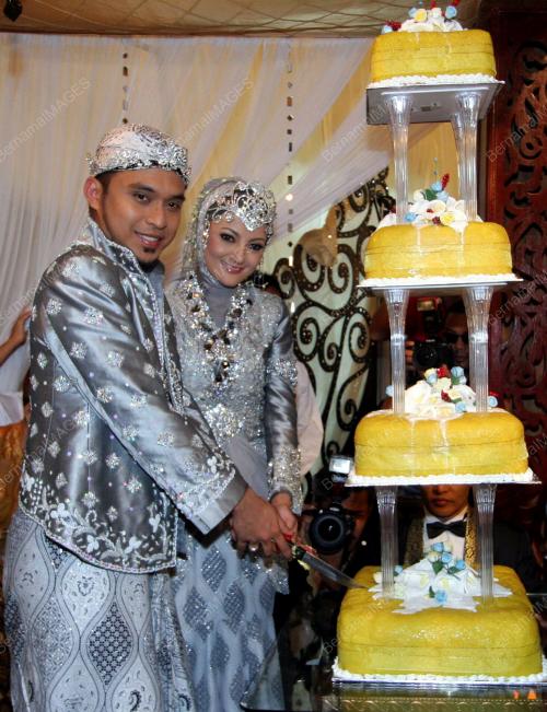 PERSANDINGAN MAWI & EKIN