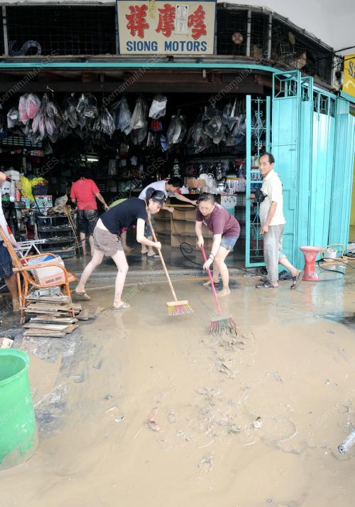 JB10_02022011_BANJIR_KEDAI