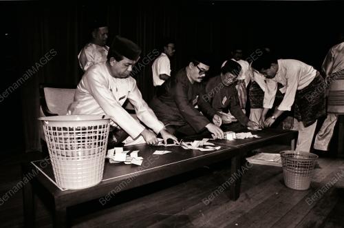 YANG BERHORMAT DATUK SHAHRIR ABDUL SAMAD