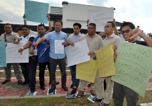 JB10_02062015_BANTAHAN_PEMUDA