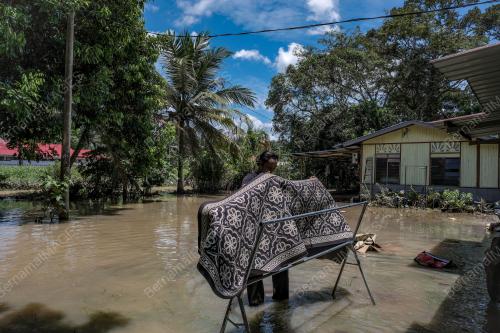 BANJIR PEKAN NENAS