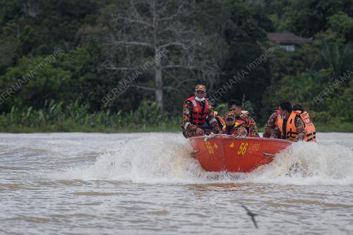 BOMBA BANTU MANGSA BANJIR DI SEGAMAT