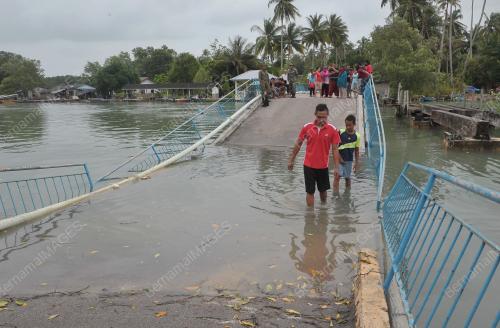 JB10_08022016_JAMBATAN_RUNTUH