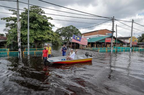 BANJIR TERMENUNG DI PEKAN PARIT SULONG, BATU PAHAT