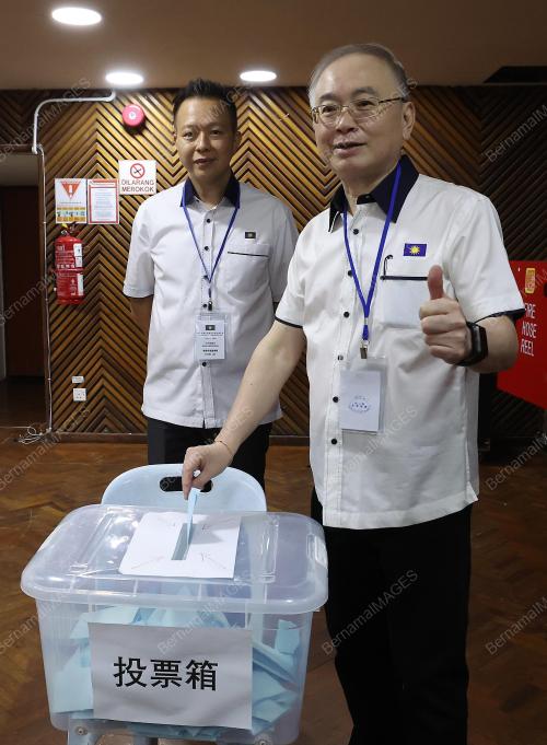DATUK SERI DR WEE KA SIONG