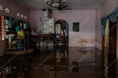 PENDUDUK MULA BERSIHKAN RUMAH