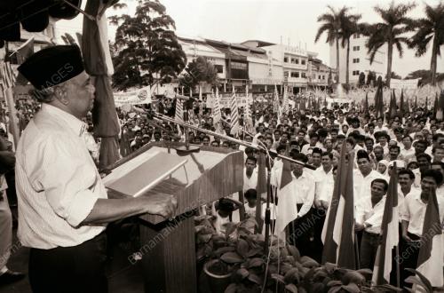 YAB ENCIK ABDUL GHAFAR BABA