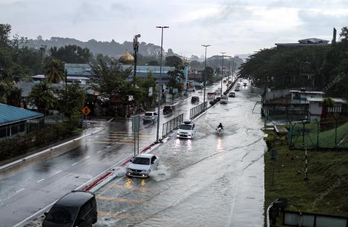 JB10_13122025_BANJIR_KILAT