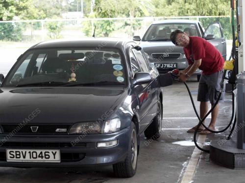 PEMILIK KENDERAAN SINGAPURA BELI PETROL SEPERTI BIASA