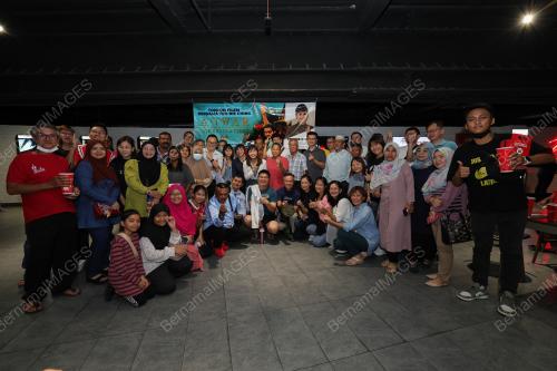 MENONTON WAYANG ANWAR