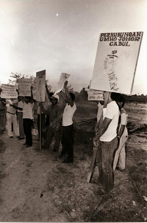 AHLI UMNO TUNJUK PERASAAN