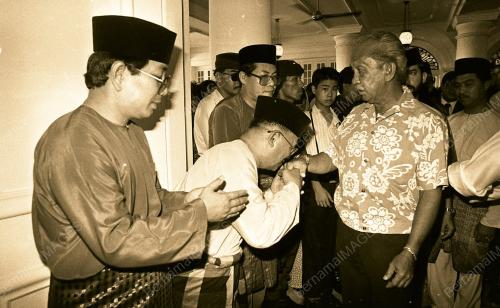 SULTAN JOHOR MENGADAKAN RUMAH TERBUKA