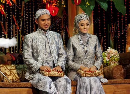 PERSANDINGAN MAWI & EKIN