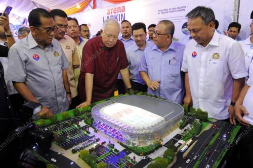 JB11_05122016_PM_LARKIN