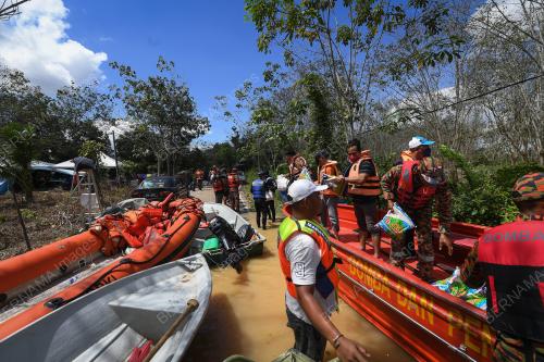 UNIT TINDAKAN KHAS DAN BOMBA BANTU MANGSA BANJIR