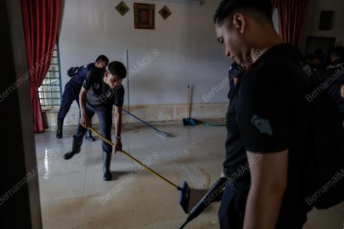 PENDUDUK MULA BERSIHKAN RUMAH