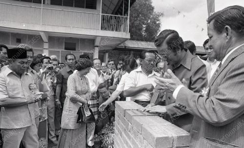 DR. MAHATHIR MOHAMAD
