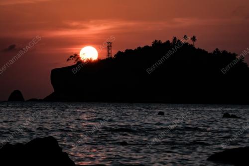 MATAHARI TERBENAM PULAU AUR