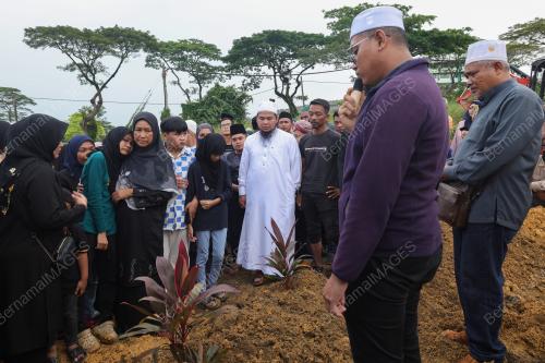 JENAZAH BELLA DIKEBUMIKAN