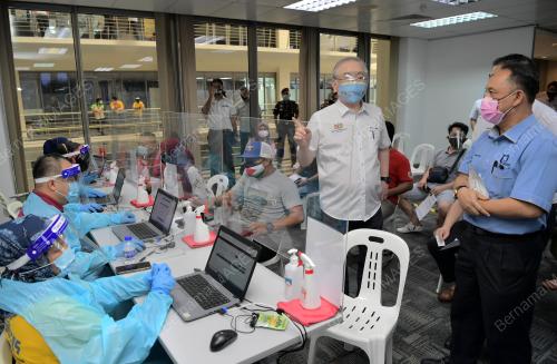DATUK SERI DR WEE KA SIONG