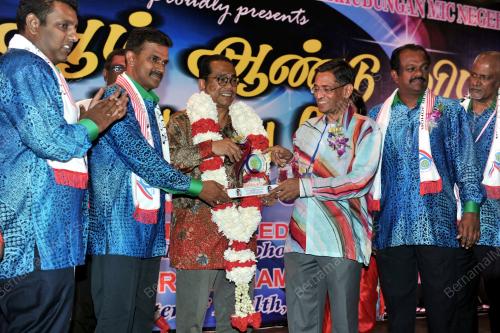 JB12_04102016_ULANGTAHUN_MIC