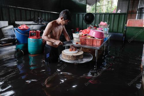 BANJIR TERMENUNG DI PEKAN PARIT SULONG, BATU PAHAT