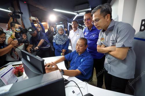 FAHMI FADZIL