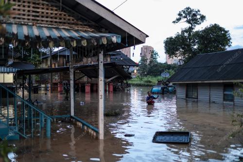 JB12_13122025_BANJIR_KILAT