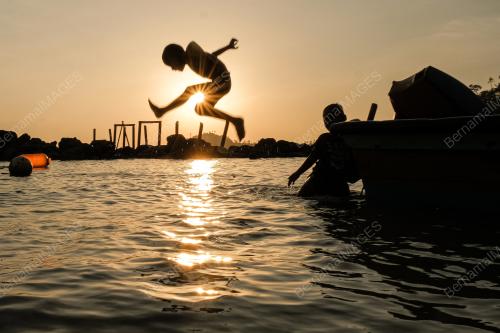 MATAHARI TERBENAM PULAU AUR