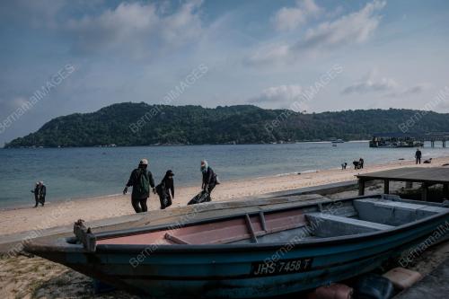KUTIP SAMPAH PULAU AUR