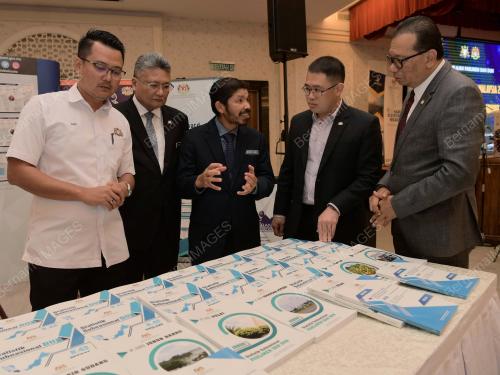 DATUK SERI DR MOHD UZIR MAHIDIN