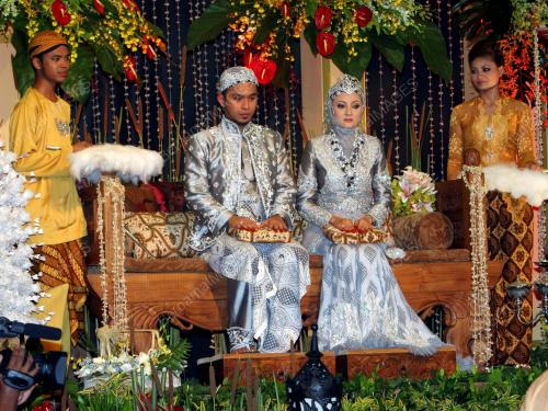 PERSANDINGAN MAWI & EKIN
