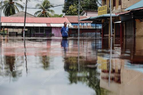 BANJIR TERMENUNG DI PEKAN PARIT SULONG, BATU PAHAT